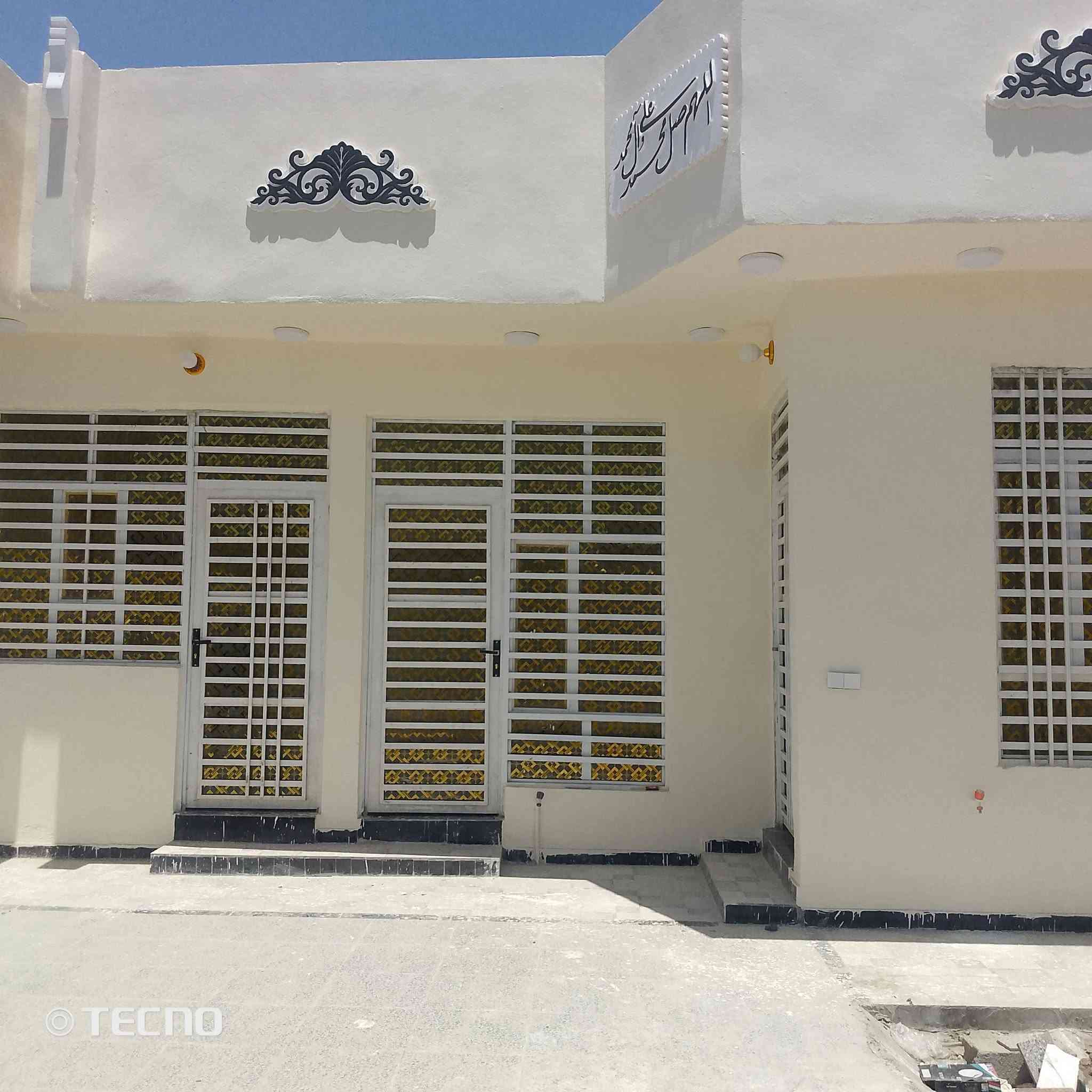 دار للبيع المكان حي ذويب الاول قرب الشارع العام مكونات الدار غرفتين نوم ومطبخ ومضيف وصاله وهول كبير وصحيات داخلية وخارجية علما بأن الدار بناء جديد مامنزول توه العمال طالعه منه وجاهز للسكن مناقصه اي شي بس جيب غراضك وتنزل بناء درجه اولى والمجاري خطين والتأسيسات الماء درجه اولى ثلاث خطوط والكهرباء درجه اولى مواد وتأسيس للاستفسار الاتصال على الرقم ***********مع الشكر
