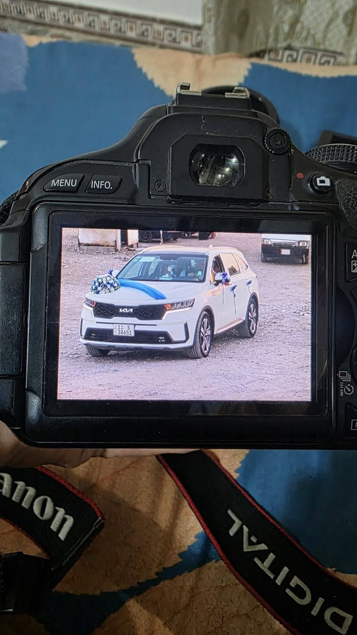 📸 للبيع: كاميرا Canon EOS 600D احترافية بحالة ممتازة 📸
​لكل عشاق التصوير، أصحاب القنوات، والمبتدئين، عرض مميز لكاميرا Canon 600D الأصلية الغنية عن التعريف، نظيفة جداً وشغالة 100% مع كامل ملحقاتها الأساسية وعدسة زوم عملاقة.
​✨ ميزات ومواصفات العرض:
​جسم الكاميرا: Canon EOS 600D مجهزة بشاشة متحركة (تفتر بكافة الاتجاهات) تناسب تصوير الفلوغات، الفيديو، والزوايا الصعبة.
​العدسة: عدسة زوم وتقريب احترافية Sigma DG 70-300mm تمنحك عزل خلفية ممتاز وقدرة عالية على تصوير الأماكن والفعاليات البعيدة بدقة عالية.
​الملحقات الكاملة المرفقة:
​البطارية الأصلية بحالة ممتازة.
​الشاحن الأصلي للكاميرا.
​حزام الرقبة الأصلي (Canon).
​هدية العرض: رام ريدر (Card Reader) حديث لنقل الصور والفيديوهات من الكاميرا إلى الموبايل مباشرة وبلمح البصر!
​💰 السعر: 300,000 دينار عراقي (قفل).
​📍 العنوان: ديالى - المقدادية - السوق القديم.
​📞 للتواصل والاستفسار (اتصال أو واتساب): ***********
