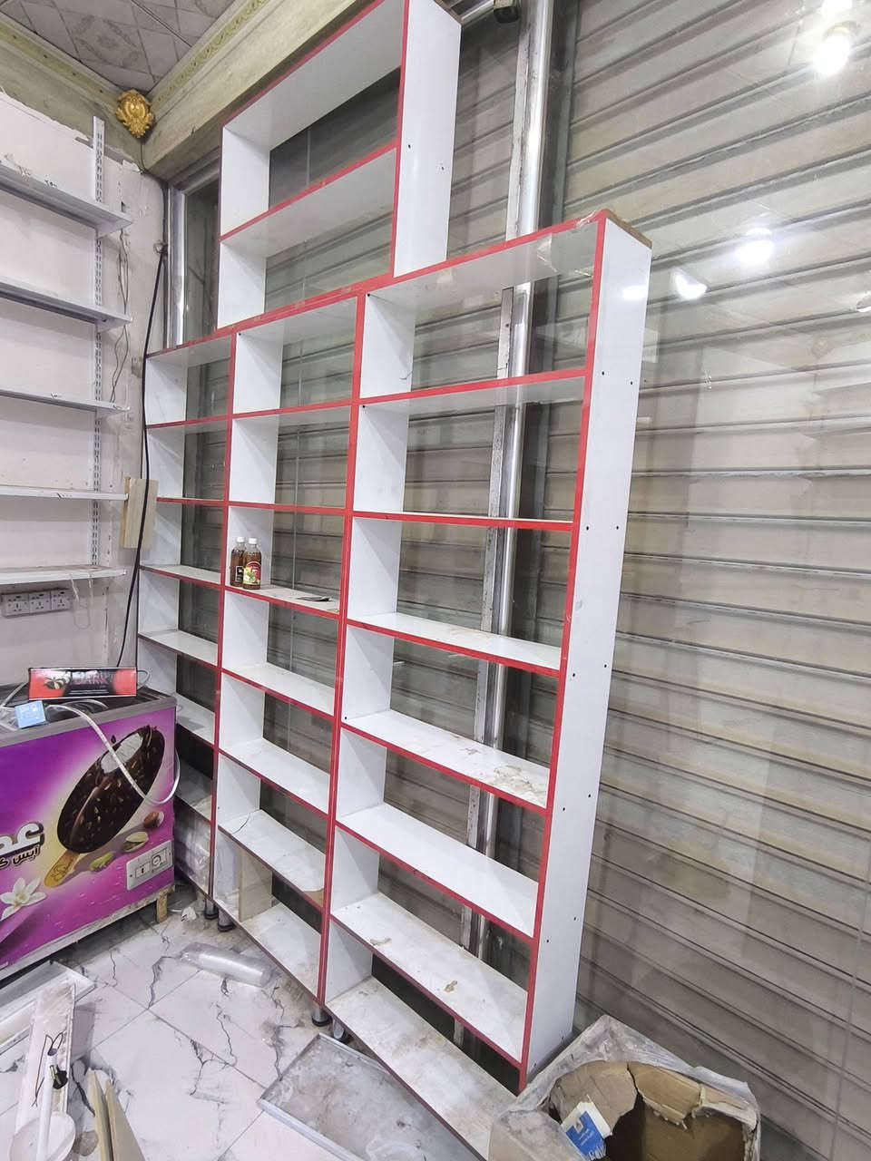 السلام عليكم رفوف للبيع
المجر الكبير 
***********
