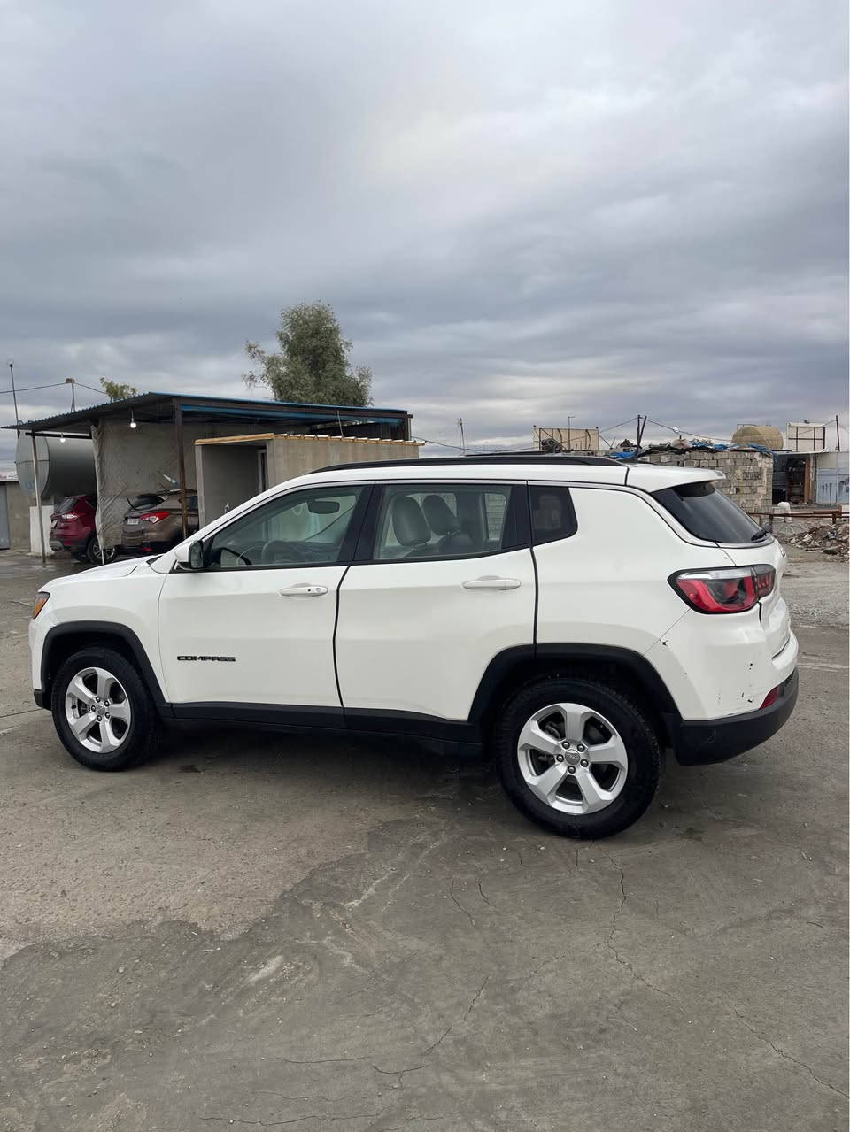 جێب کۆمپاس مۆدێل ٢٠١٧ 
رەقەمو ژینگەی نویە بەناوی خۆمە
٤ پارچەو نیوی هەیە بێ داخلی ئێرباگ سیستەمە 
گێرو مەکینەو کارەبای هەموی بەشەرت فولە بەس سلایت نیە ناو کرێمیە 
بەسمەیە شەغالە
دەرکەی پشتی شەفتە 
لە هەوڵیرم
١٢٥ وەرەقەو مەجالێکی زۆر بەسیت أربيل, العراق


**إذا كنت صاحب هذا الإعلان وتريد حذفه لأي سبب، رجاءا أرسل رسالة إلى الدعم الفني**