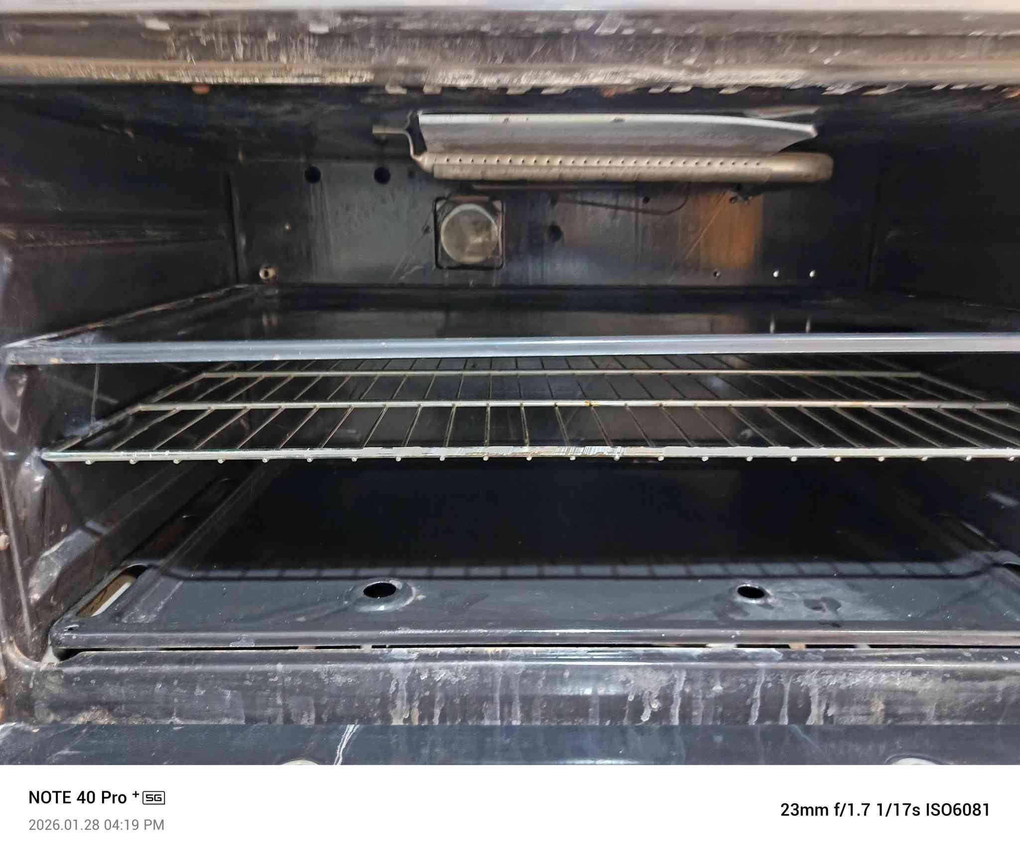 السلام عليكم للبيع طباخ مصري ستيل نضافه ٩٠ بالميه مال باله شغال حتى الفرن العنوان الناصرية شارع ٢٠ التواصل وات ساب *********** السع ١٨٠ الف سعر بلاش
