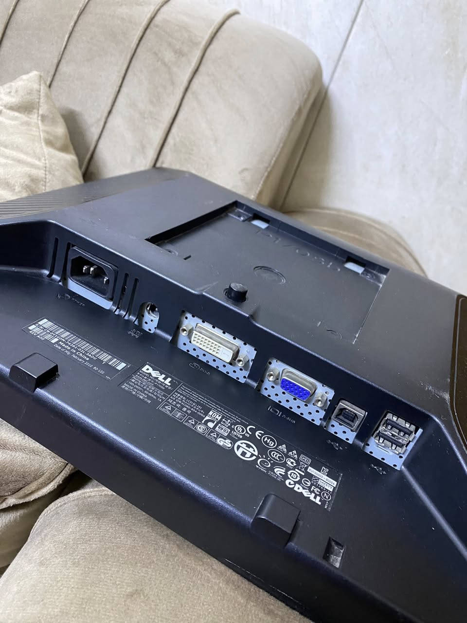 شاشة dell  شغالةكاملة ب30 الف وبلازمة بنسونك حجم 32 ب50 الف مكاني بغداد جميلة ***********
