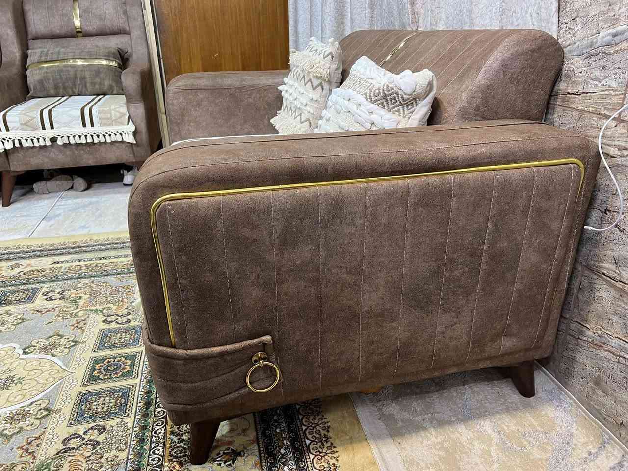 تخم 10 مقاعد
2 ثلاثية 1 ثنائية 2 كراسي
نظيف جدا
موديل حديث بدون اي كسر 
سعره 350 وبي مجال 
مكانه بغداد / الاعلام 
***********
