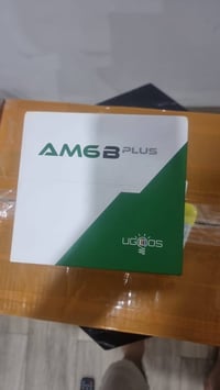 الجهاز  Ugoos AM6B Plus،  مشغل وسائط بنظام أندرويد. يعمل بمعالج Amlogi...