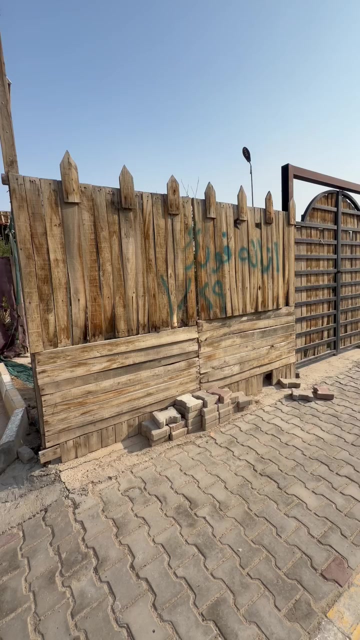 خشب وحديد للبيع وباب كامله   
***********@
