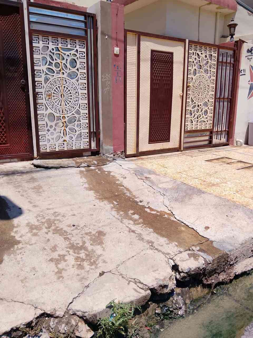 دار للبيع القادسية الثانية مساحة ١٠٠ متر قرب فرع اسطنبول للموبايلات ط ١ غرفة نوم وهول وستقبال ومطبخ وصحيات ط ٢ غرفتين نوم وهول ومطبخ وحمام وبيتونة وسطح الدار كارت صدامي مع وصل بلدية الاستفسار على الارقام التالية 
*********** اسيا 
***********كورك
