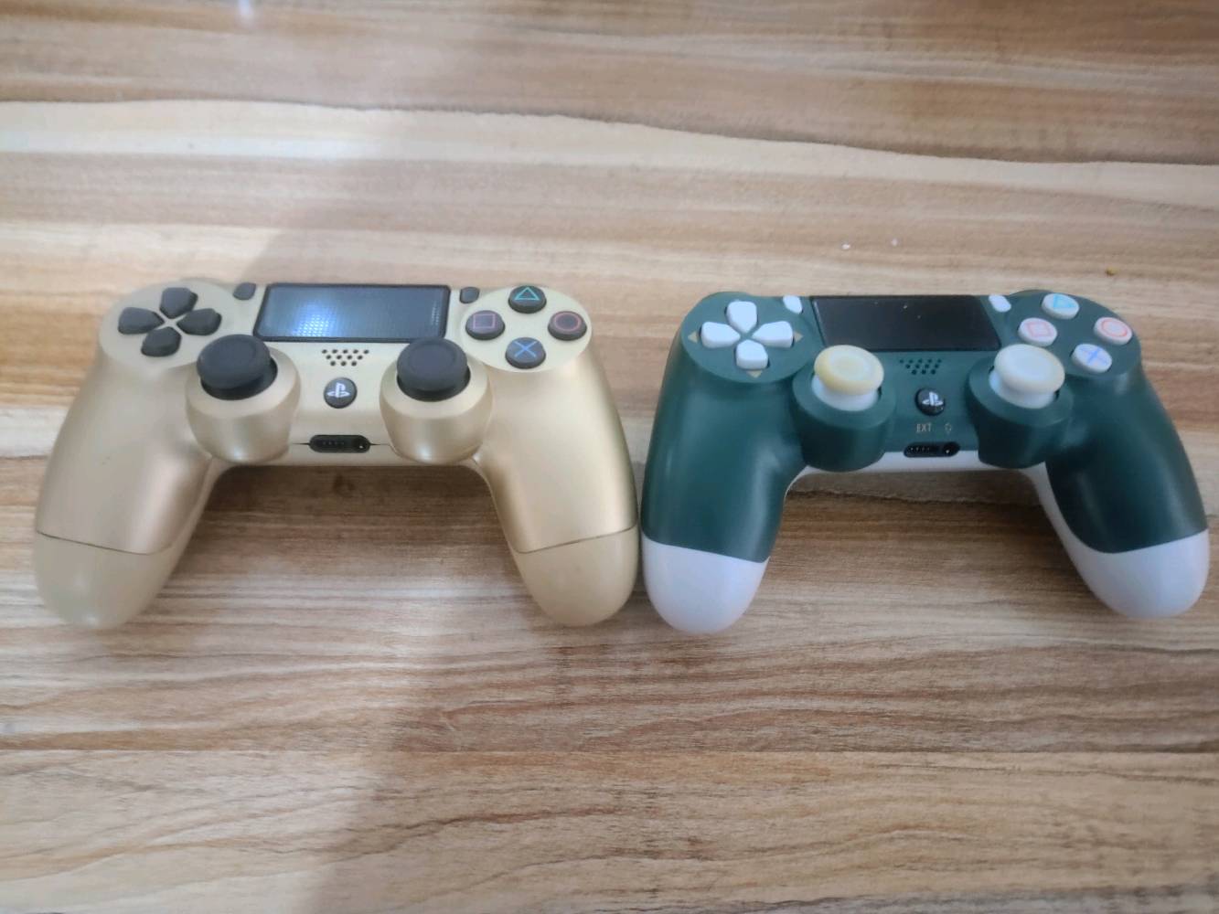 سلام عليكم بلي فور للبيع اونلاين نضام ١٣ تجي ويا ملحقاته وبي حساب وتجي ويا هديه قرص gta5  مكاني النجف و يوجد توصيل جميع محافضات العراق بسعر ٦ ألاف دينار عراقي وكذالك يوجد توصيل  في النجف بسعر ٣ دينار عراقي وسعر البلي ٢٥٠ الف قفل رقمي للتواصل والأستفسار ***********