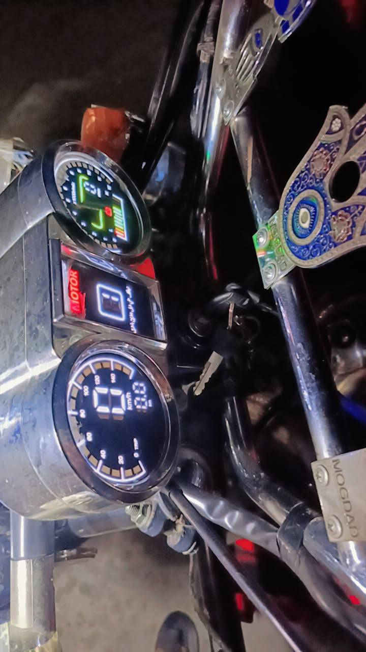 سلام وعليكم عدي ستوته
جمرة موديل 23 زيري مرقم
 انكليزي سنويه لل٣٠ مداور 
ثاني يوم بسمي دشبول لكتروني 
مقفله مكينه بلاد شاصي مكفول 
مامتعوبه ستوته احله من صور 
مكان سوق شيوخ رقم صاحب ستوته ***********
