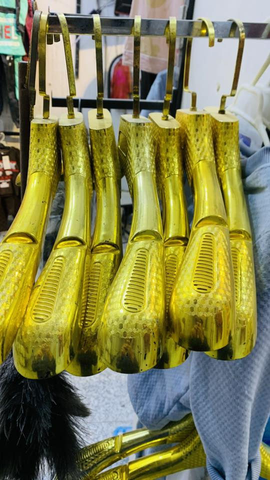 اغراض محل رفوف فانتريات استاندات تعاليك +احذيه أطفال ونسائية للبيع سعر مناسب وتساب ***********
