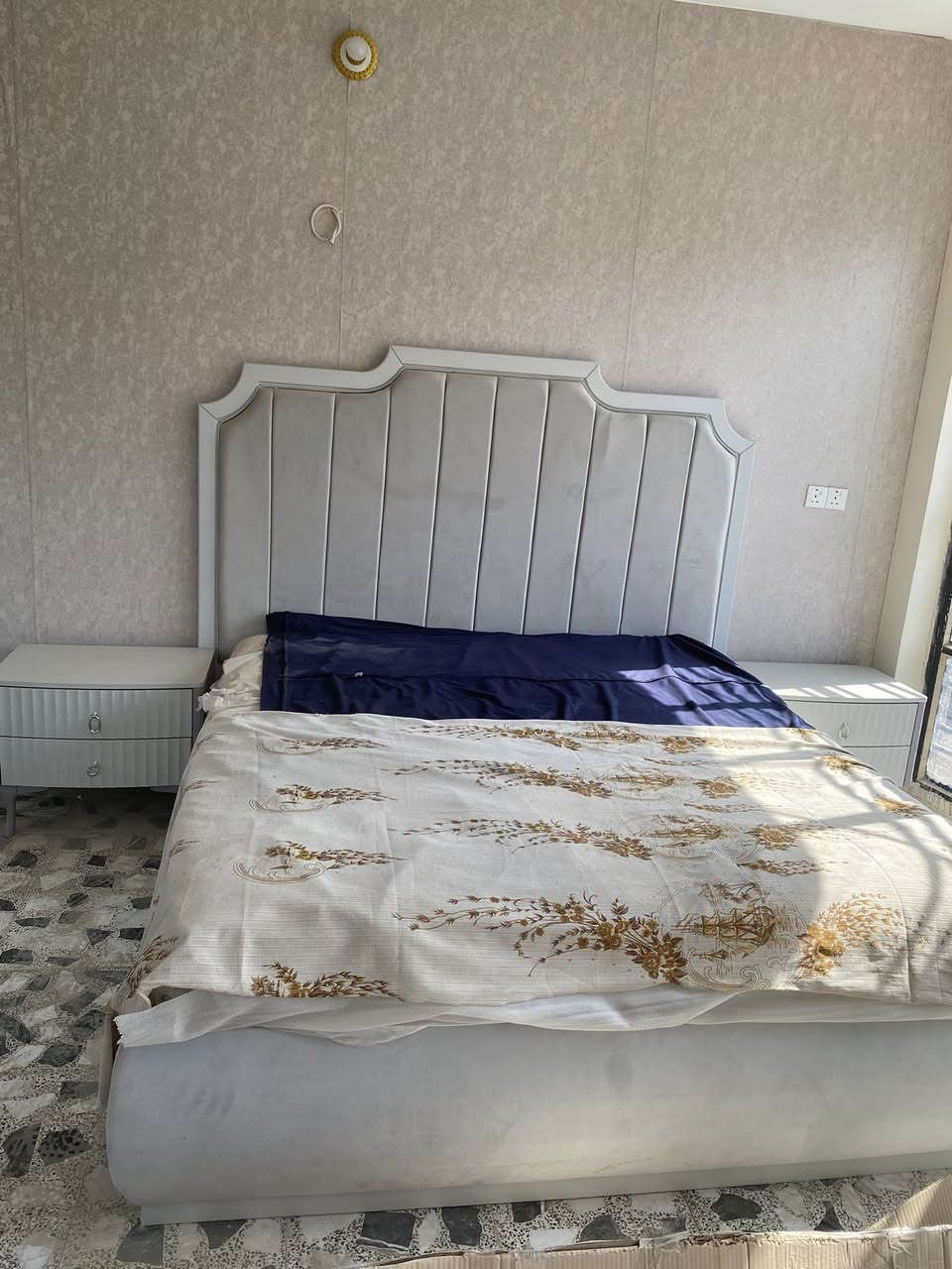 السلام عليكم غرفه نوم هي والملحقات كامله جديده لون وصاصي ابد مامستعمل للبيع  مكاني بغداد وهذا رقمي***********
