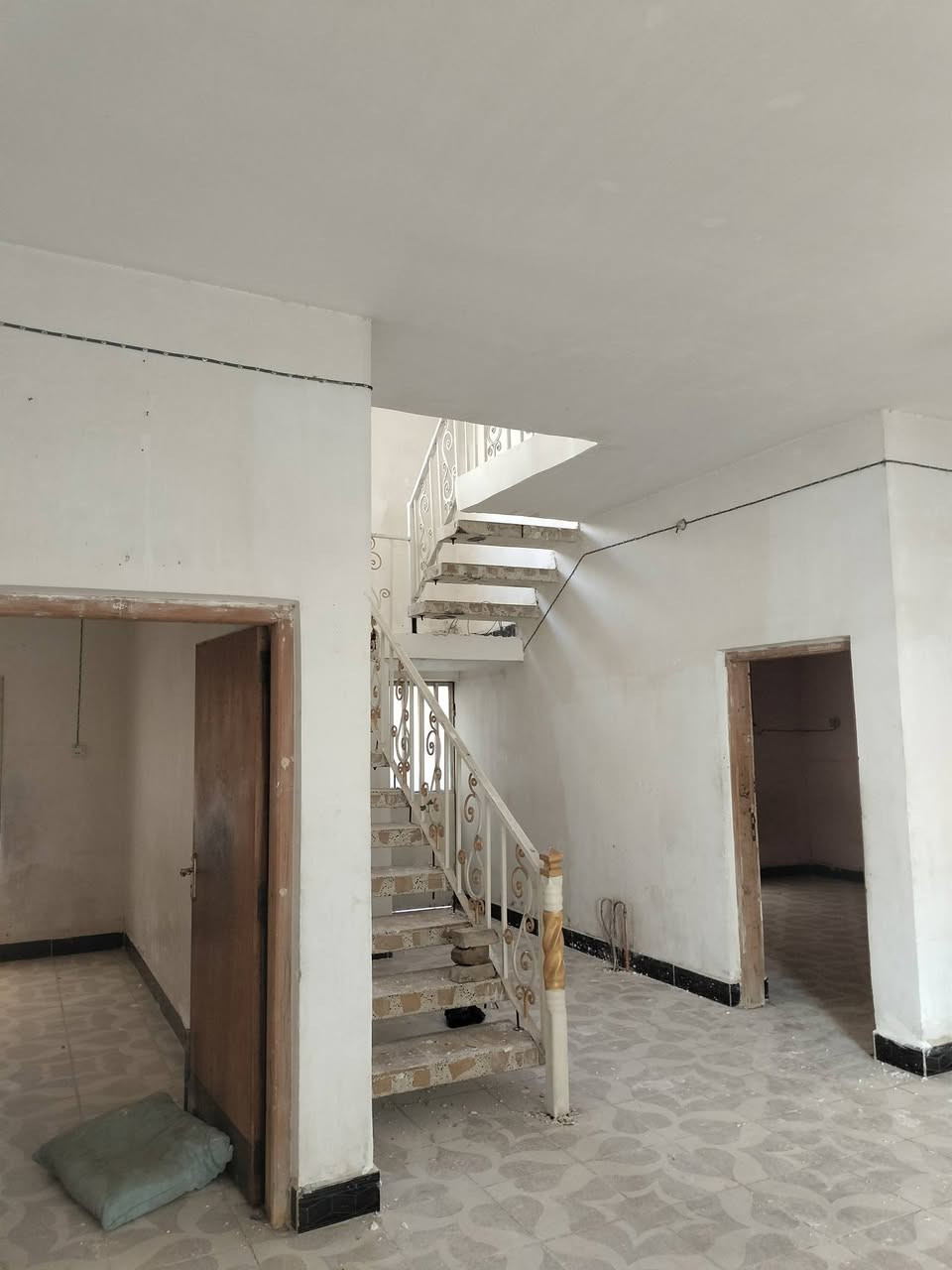 بيت في العزه القديمه قرب الدجيلي مساحة 250 طابق واحد فقط  غرفتين نوم  الاتصال على الرقم *********** مصفر
