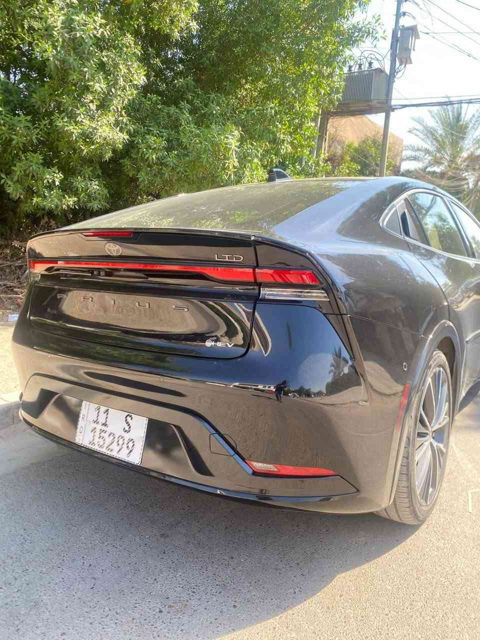 Toyota prius 2024 limited
السيارة واحد على واحد 
لون اسود 
المحرك والأداء
• محرك هجين (Hybrid) سعة 2.0 لتر 4 سلندر.
• القوة الإجمالية للنظام الهجين: 
◦ 194 حصان في نسخة الدفع الأمامي (FWD).
• ناقل حركة CVT أوتوماتيكي.
• تسارع 0-100 كم/س تقريبًا خلال 7 ثوانٍ. 
استهلاك الوقود
• نسخة الدفع الأمامي Limited: 
◦ حوالي 52 ميل/غالون (100 كم/4 لتر تقريبًا).
الأبعاد والسعة
• عدد المقاعد: 5 ركاب.
• طول السيارة: 181.1 بوصة (حوالي 4.6 متر).
• سعة صندوق الأمتعة: 20.3 قدم مكعب.
• خزان الوقود: 30 لتر . 
التجهيزات الداخلية (Limited)
• شاشة معلومات وترفيه 12.3 بوصة.
• دعم Apple CarPlay و Android Auto لاسلكيًا.
• شاحن لاسلكي للهاتف.
• نظام صوتي JBL Premium.
• مقاعد أمامية مدفأة ومهوّاة.
• ذاكرة لمقعد السائق نظامين خزن.
• سقف زجاجي بالكامل (Glass Roof).
• الصندوق الخلفي كهربائي (Power Liftback).
• مفتاح رقمي (Digital Key). 
أنظمة السلامة
• حزمة Toyota Safety Sense 3.0 القياسية.
• مثبت سرعة راداري متكيف.
• نظام المحافظة على المسار.
• مكابح طوارئ أوتوماتيكية.
• مراقبة النقطة العمياء.
• كاميرات وحساسات مساعدة للركن(٥ كامرات محيطية).
حادثها:
مبدل بيها باب عكس السايق وچاملغ السايق وبنيد نفس اللون اصلي تفصيخ
وباب السايق من امريكا مبدل 

 السعر 159 وبيه مجال بسيط 
مكاني بغداد العامريه
رقام الهاتف فقط  الشراي يخابر ‏‪***********‬‏
 صور الحادث وتساب
