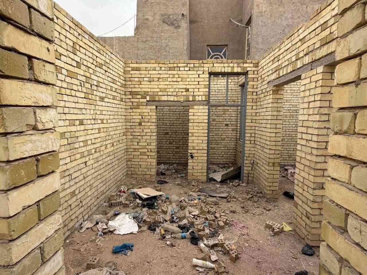 هيكل للبيع  200م مربعة
الموقع ، سايدين المطار مقابيل باب خروج المطار فرع محطة العابدي لغسل السيارات
يتكون من استقبال مفتوح على هول او غرفه طعام ضيوف ومطبخ ومكشوفات 2 وصالة   وغرفتين وحده سويت وصحيات 
سعر 37 مليون مع المجال***********
