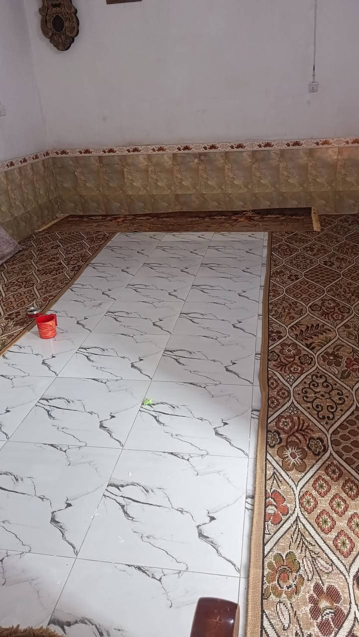 سلام عليكم بيت.  البيع ماشوشه ركن المساحة 300. بيه قرفتين نوم.  ومطبخ ودوانيه.  وصال    البيت طابوك   كامل.  صلاميك كله السعر المطلوب 43. وبيه مجال ***********. بشارع المولده حمد العضيمي
