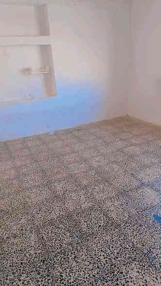 لدينا طابق ثاني للايجار يحتوي على غرفتين وهول ومطبخ ومجمع صحي نضيف جدا في شارع الطاقة على شارع 80 
السعر 300 الف بالشهر والدفع كل شهرين 
للاستفسار الاتصال على الارقام التالية 
     ***********
     ***********
