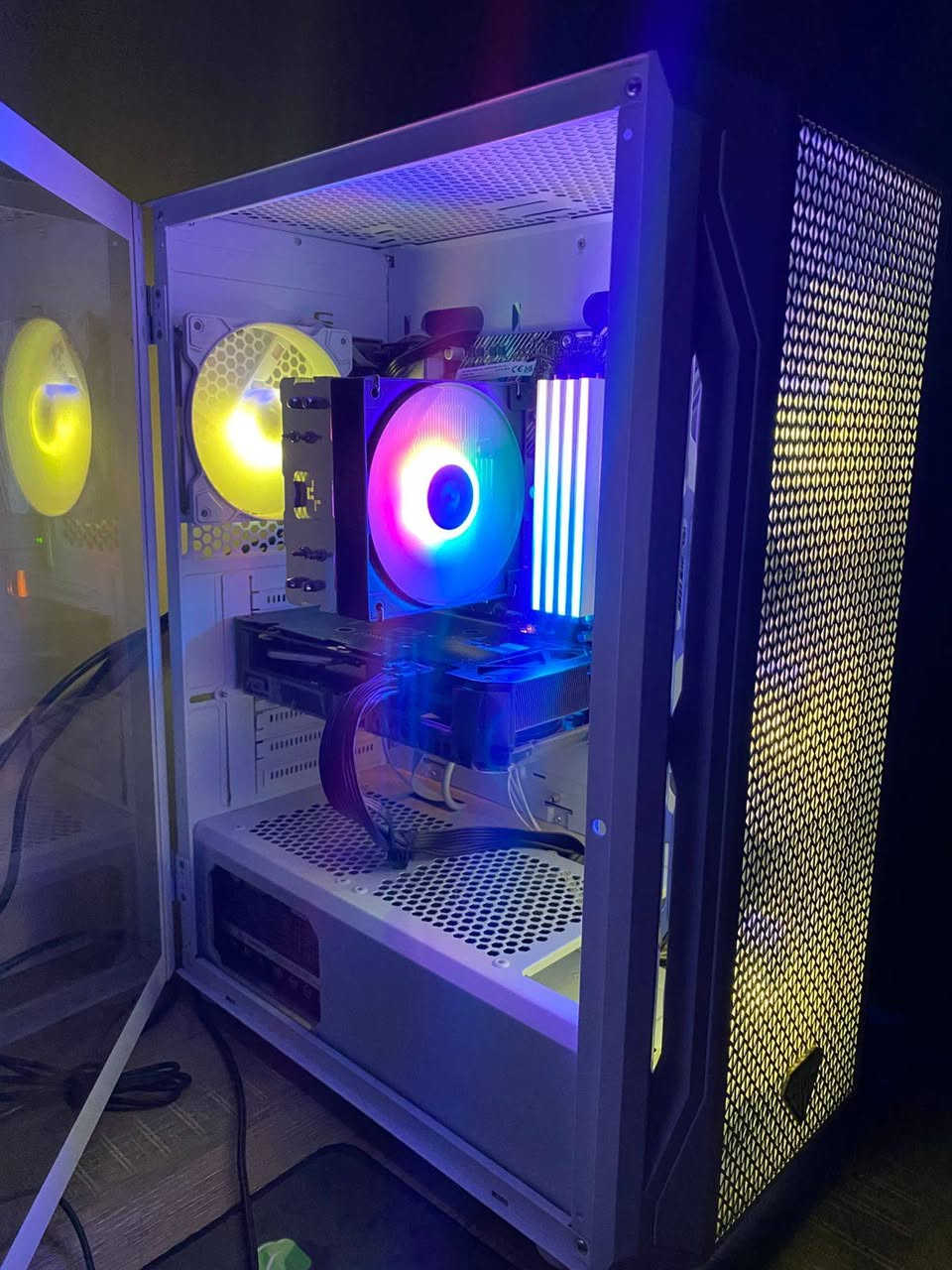 المعالج: Ryzen 7 5700X 

اللوحة الأم: ASUS B450-A II 

المبرد: DeepCool AG 400

الرامات: 32GB 3200MHz RGB 

بطاقة الرسومات: ASUS RTX 4060 

التخزين: NVMe 1TB

مزود الطاقة: 650W 80+
شاشه:msi24/165h
ماوس+سماعه+كيبورد+ماوس باده 
اقصه ضغط حراره 54 
مكاني بغداد حي اور 
تريد توصيل فقط بغداد 
السعر 1400 المايعجبه السعر ميحتاج يعلق 
***********
