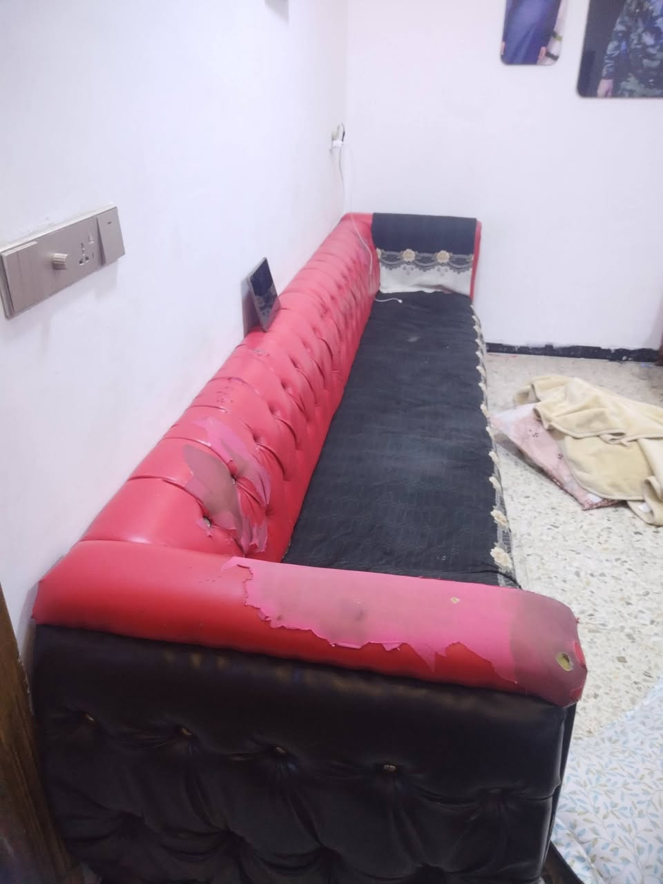 للبيع بغداد البوعيثه دوره
السلام عليكم مجمده ١٠٠
غساله ١٠٠ 
بوفيه ٧٥
سخان ١٠٠
تخم ١٠٠ تفصال قوي بس جلد مشلع اي كسر ماكو وسفنج قوي والله ***********
