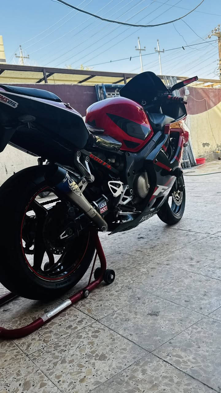 السلام عليكم  افوراي 600 Honda F4i
محركها البلادي مكفول من كلشي وصوتها ناعم كلش                                  
كفرات نضيفه وكهربائيات كله شغاله وشادلها زنون

عليها هواي اضافات وكلشي جديد عليها ادامه كامله من كلشي نوزلات بلكات كلچات جديده فلتر هواء فلتر دهن زنجيل جديد سلايدرات واقيات ايد يدات بريك وكلچ شادلها اكزوز صوته رعب كلش قوي 
دراجه نضيفه مال جناي 

السعر 27 ورقة وبيها مجال قليل للشراي
مكاني ناصريه مركز
***********
