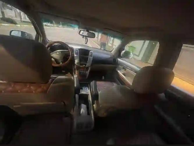 لكزس 2005 RX خليجي 
بدون حادث بدون صبغ بيها بارد بسيط بالباب عكس السايق تحكم ستيرن تبريد قطعتين كشنات جلد وتحكم كهرباء وتدفئه وتبريد بالكشن تايرات تخم جديد ويل كب كروم تبريد شغال سياره جدا نضيفه وكلشي بيها شغال السعر 110او مراوس  
***********
