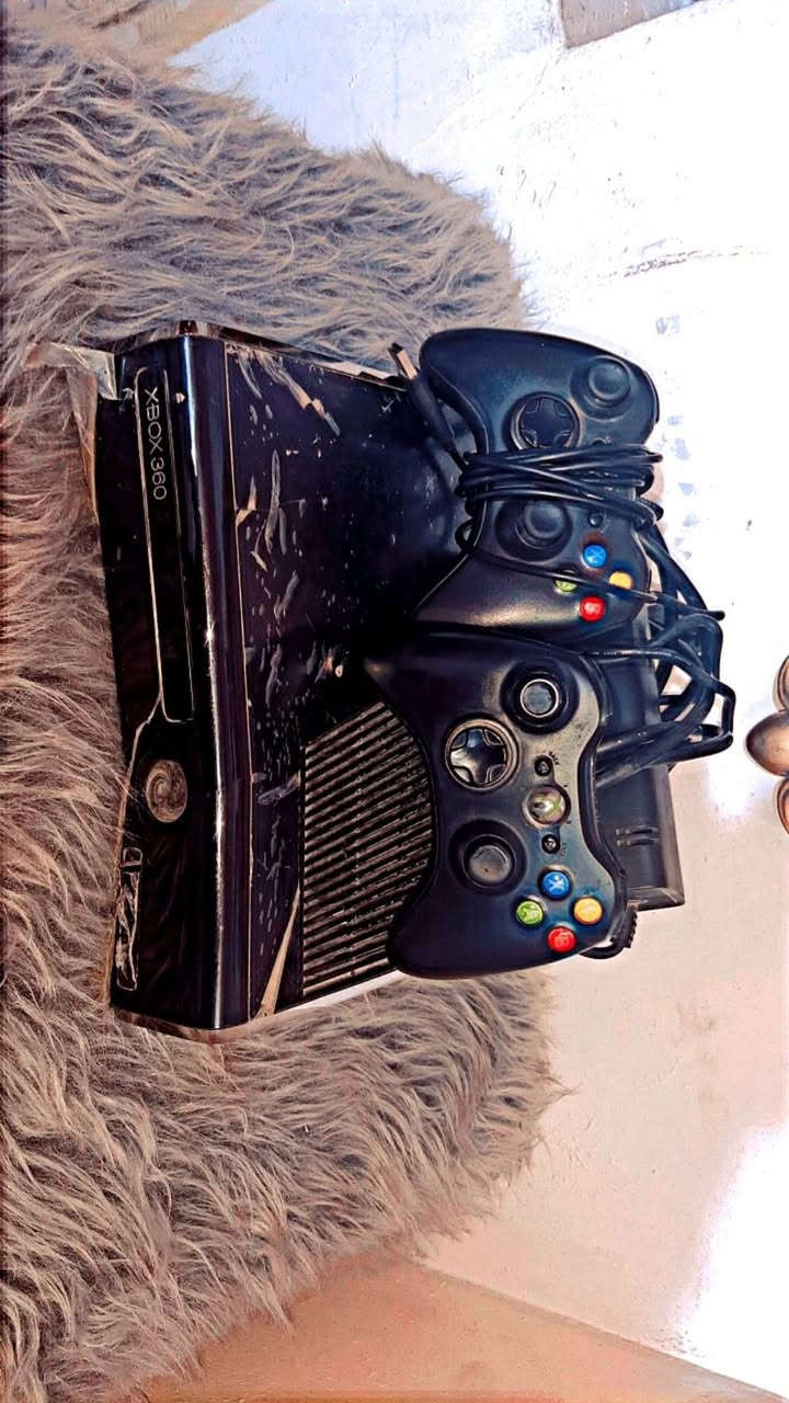 اكس بوكس نضيف وبي ١٠٠لعبه ويا يدتين اصليات وسعر ١٣٠ وبي مجال بسيط رقمي***********  مدينه الصدر
