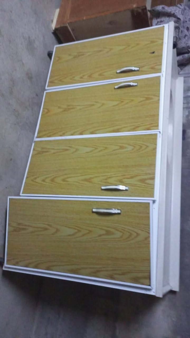 سڵاو هاوڕێیان
ئەم مەخسەلەیە بۆ فرۆشتنە 
1 مەتر و 60 سانتیمە 
بەردەکەی کێشەیی نیە جوانە.
دەرگەکانی بێ کێشەن 
پشتی مەخسەلەکە تۆزێک تەقیوە
نرخ 75 و محامەلە 
شوێن ڕانیە 
ژ.م:***********
