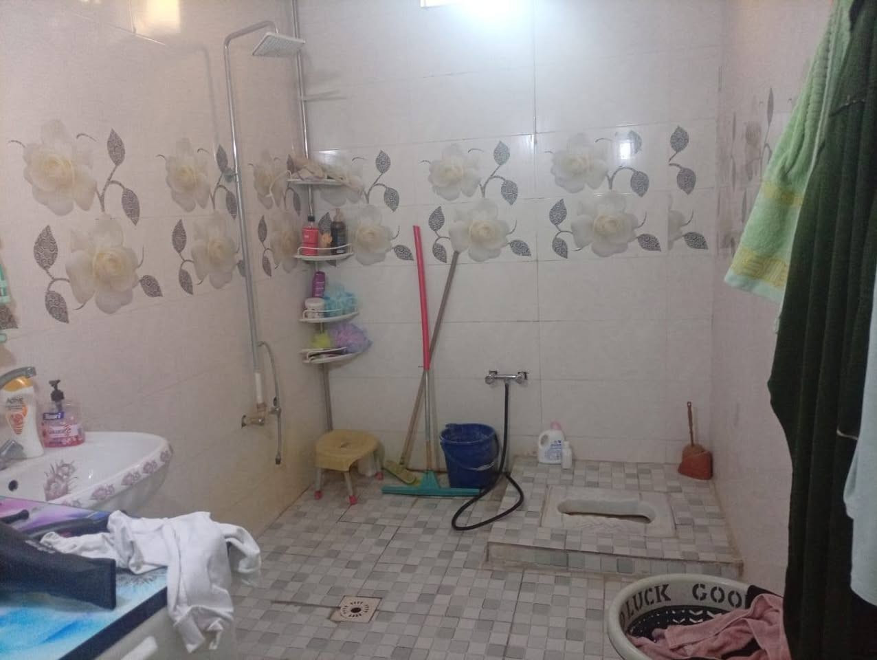 يا الله السلام عليكم دار للبيع المساحه الكليه للدار 300 متر موقع الدار الجزائر يبعد  الشارع العام 50 متر مقابيل مستشفى مرجان يحتوي الدار على ست غرف نوم وهول واستقبال ومطبخ وللعلم الدار طابقين
للاستفسار الاتصال ***********
