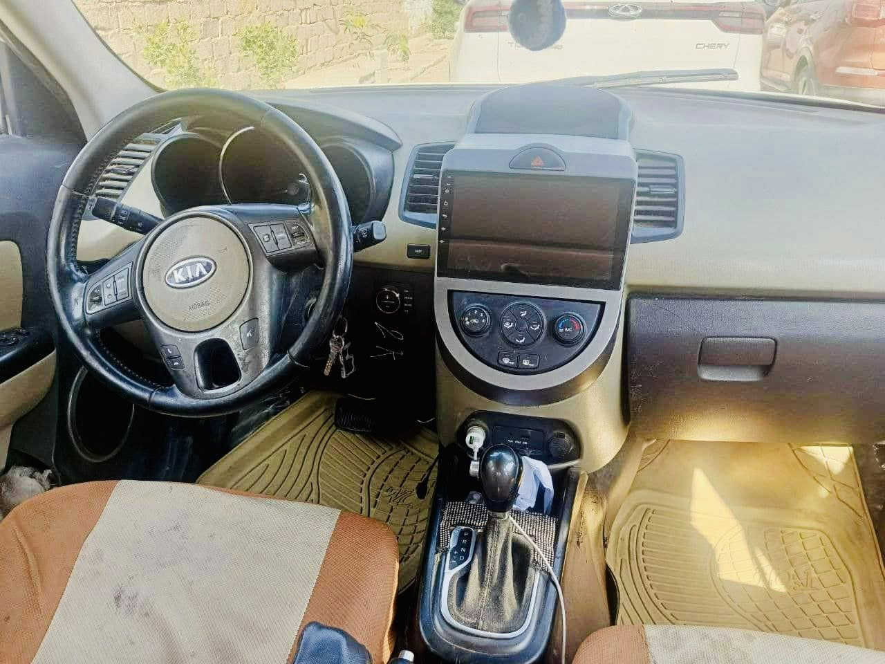 سلام عليكم
كيا صول 2014 رقم اربيل دولي 
سياره كير مكينه صدر امامي خلفي جديد دبلات جدد
تخم تاير جديد شديته قبل شهر  تبريد ثلج 
شاشه وكامره تحكم ستيرن فتحة سقف 
اشاره بالمري سياره فول عدا البصمه 
بيع او مراوس بسياره اقل. هم يرهم 
سياره بيهة جفيه على صفحة السكن ومصبوغة عام
سعر 68 وبيهة مجال 
مكان ( ديالى دلي عباس ) 
رقم : (*********** )
