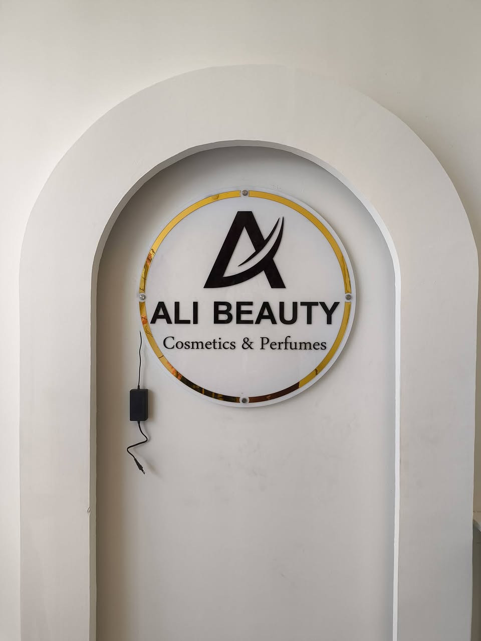 "#مطبعه_القيسي_لإعلان_الحديث.. 🔥
ست سنين خبرة نخلي إعلانك غير شكل!
مواد أصلية ✔️ وضمان ✔️ وتصميم حسب رغبتك إنت!
موقعنا بعقوبة – بهرز،قرب دائرة كهرباء بهرز.
للاستفسار راسلونا على صفحاتنا بمواقع التواصل،
أو اتصلوا هسه على: *********** 📞
#مطبعة_القيسي.. #ثقة.. #تميّز.. #إعلانك_ويانه_غير!"
