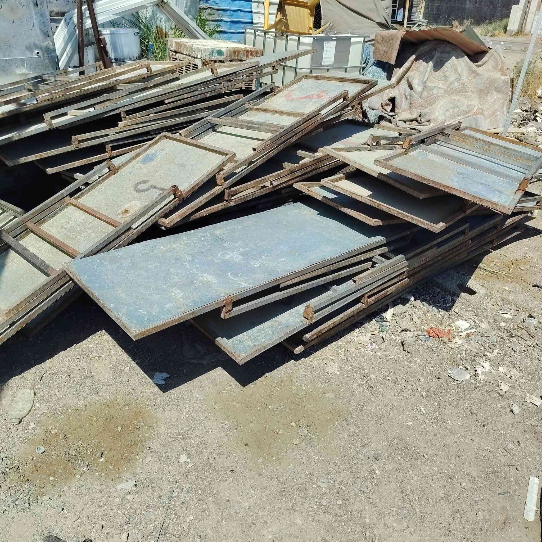 ميز مستطيل للبيع مكان
ديالى الخالص هبهب 
***********
