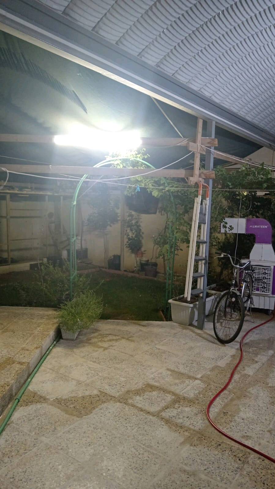 دار للبيع مع الأثاث في مجمع السلام السكني في كربلاء المقدسة قرب مستشفى التركي. ٢٠٠ متر طابقين ٣ غرف نوم و ٦ مجاميع صحية اجلكم الله 