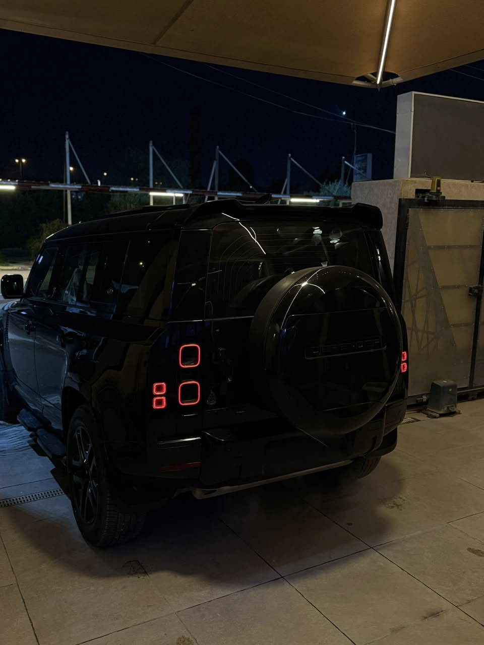 🔴لاندروفر دفندر DEFENDER se
⚫️موديل 2023
⚫️مكينة 6سلندر p400 twin turbo 
⚫️ماشيه 26,000km
⚫️مغلفة ppf بالكامل من جيوشيلد
⚫️وكالة سرداد بعدها بالضمان
⚫️رقم بغداد
⚫️مزود دفيوزر امامي 
⚫️سبويلر خلفي 
⚫️السيارة بلاك ادشن بالكامل 
⚫️تخم تايرات جديدة 
⚫️السيارة كاملة من كلشي 
⚫️باقي المواصفات معروفه مال دفندر  
💲لمعوفة السعر علق بنقطة او حرف وسوف يصلك السعر على الخاص
📞 رقم الهاتف ***********
