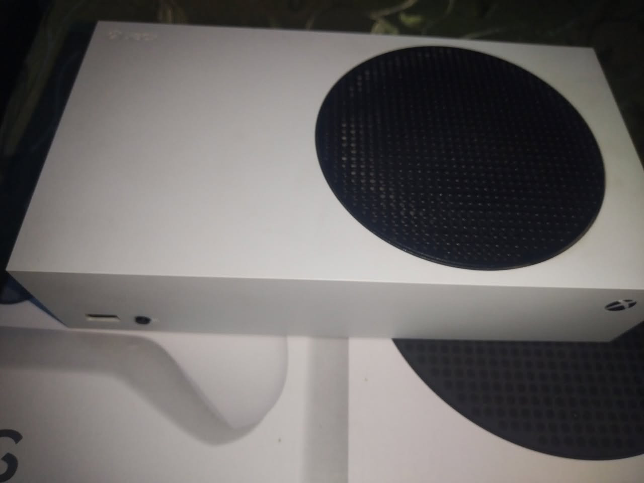 اكس بوكس سيريس اس جهاز نضيف ما داخل تصليح ابداً حتى الجويستك مالته ما داخله تصليح معه كامل ملحقاته مكاني بغداد السعر 320 للتواصل واتساب ***********
