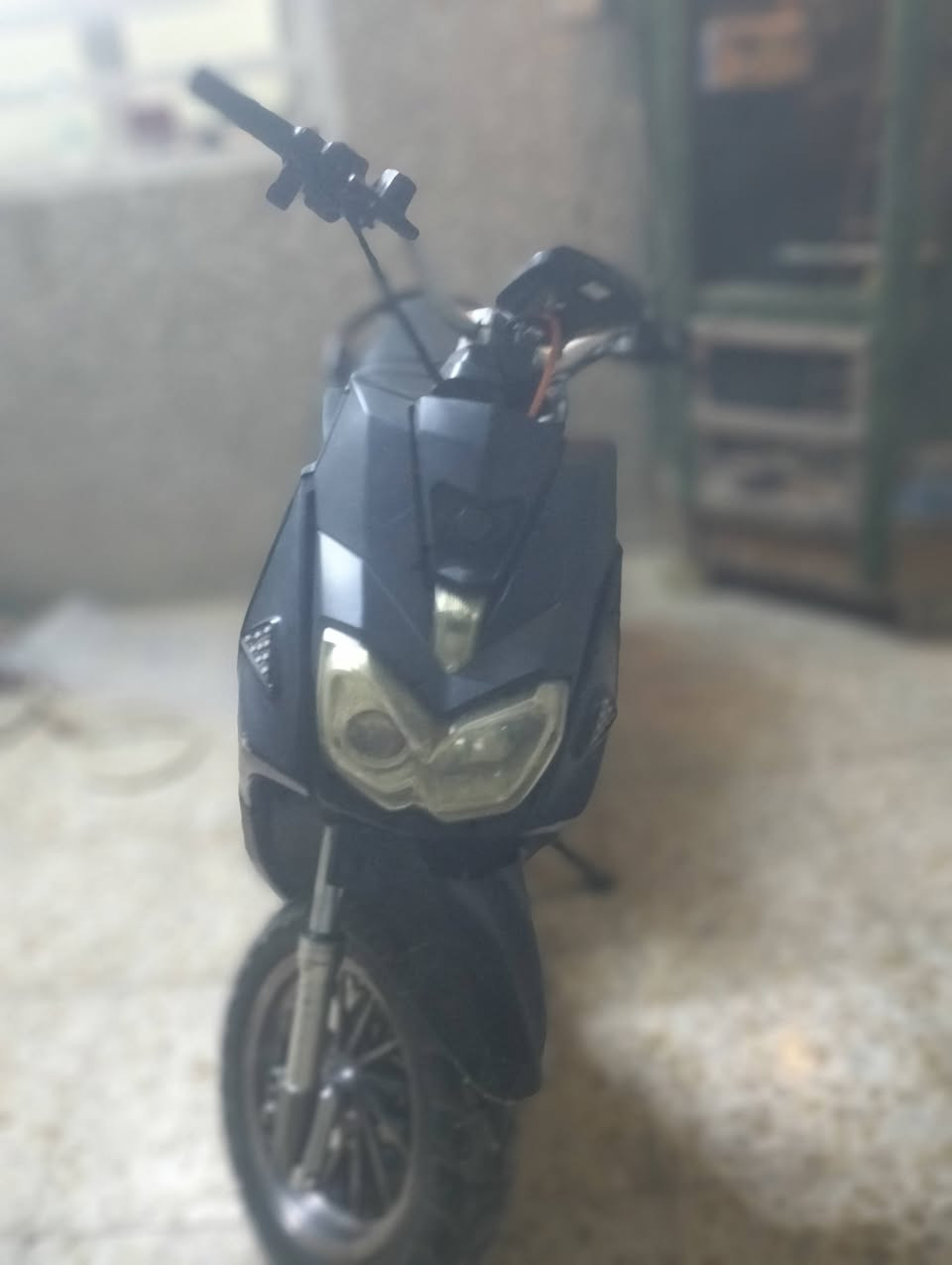 السلام عليكم عندي دراجه سكنس جبلي حديث(شحن)الدراجه استعمال البطاريات 65÷بل ميه دراجه شلعه كلش قويه حساسات كلها مفصوله فقط السرع 3والايت والهورن فقط دراجه تمشي السرعه 70كم الدراجه قويه تمشيك8كيلوات طبعا كل سرعه ومشيتها والملف3000 وعدد البطاريات 6السعر500بيها مجال للطيبين للاستفسار او ادخل خاص ***********
