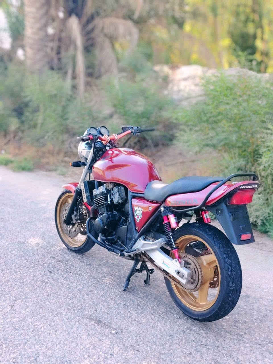 السلام عليكم
سي بي CB 400 جيل اول 16 ولف 
دراجه نضيفه كلش كير مكينه مكفولات 
اوراق كامله كمرك مدفوع 
المكان بابل 
السعر 1600 بيها مجال بسيط 
***********
