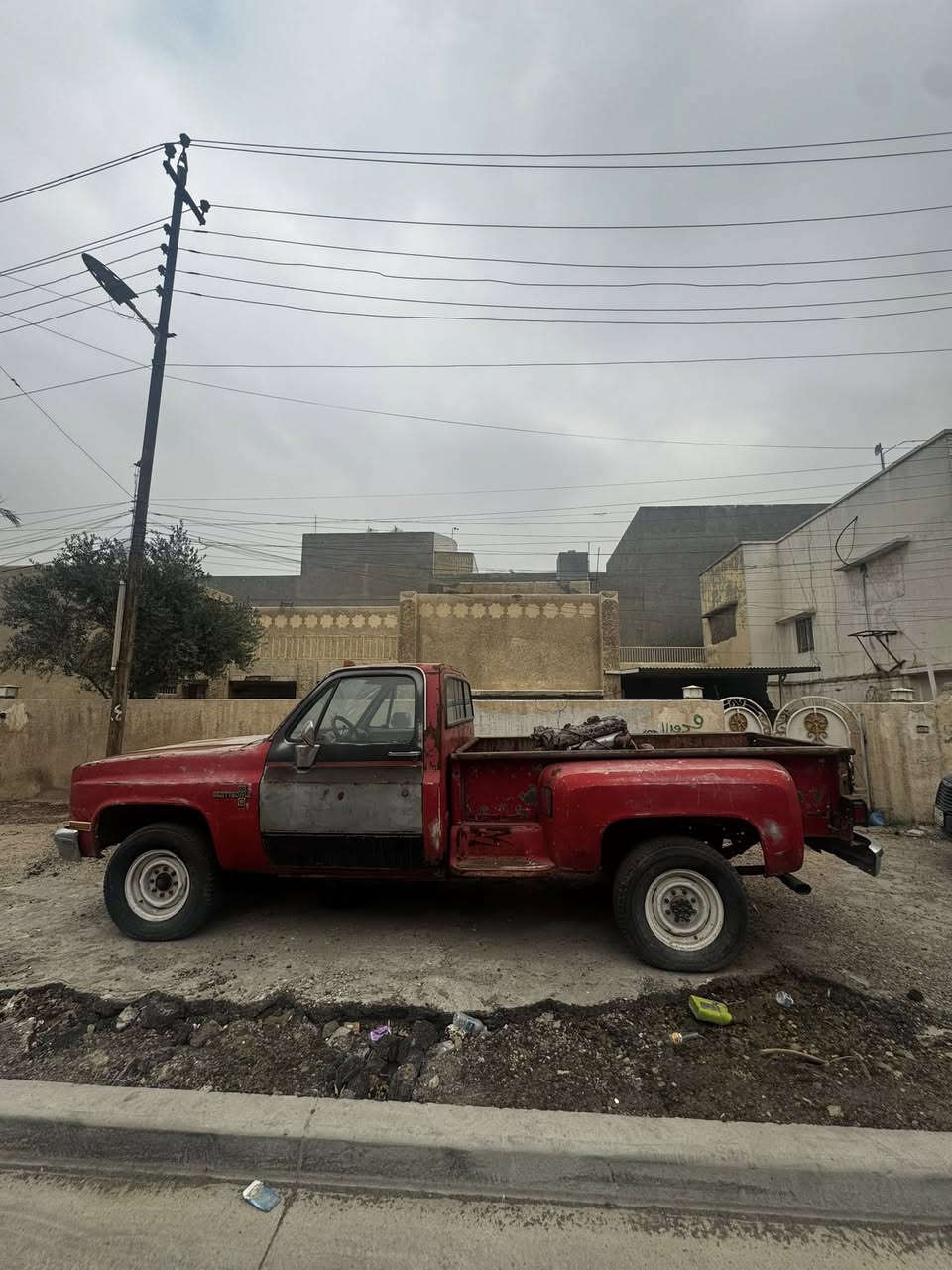 السلام عليكم 

عندي شوفر حمره مخصر 
موديل 82 رقم صلاح الدين  
شادلها مكينه 8 سلندر وكير اوتو
امبدل بيبان كامله جام اوتو وسنتر لوك
تخم تاير جديد
كهربائيات شغاله 
السياره تشتغل وتمشي  جاهزه لمشروع تعمير 
 
الي عنده هيج مشروع يخابرني *********** 
مكانها بغداد المنصور 

 سعر السياره قفل من الاخير 40 ورقه
والي يشوفها متسوى يغلس بدون زحمه
