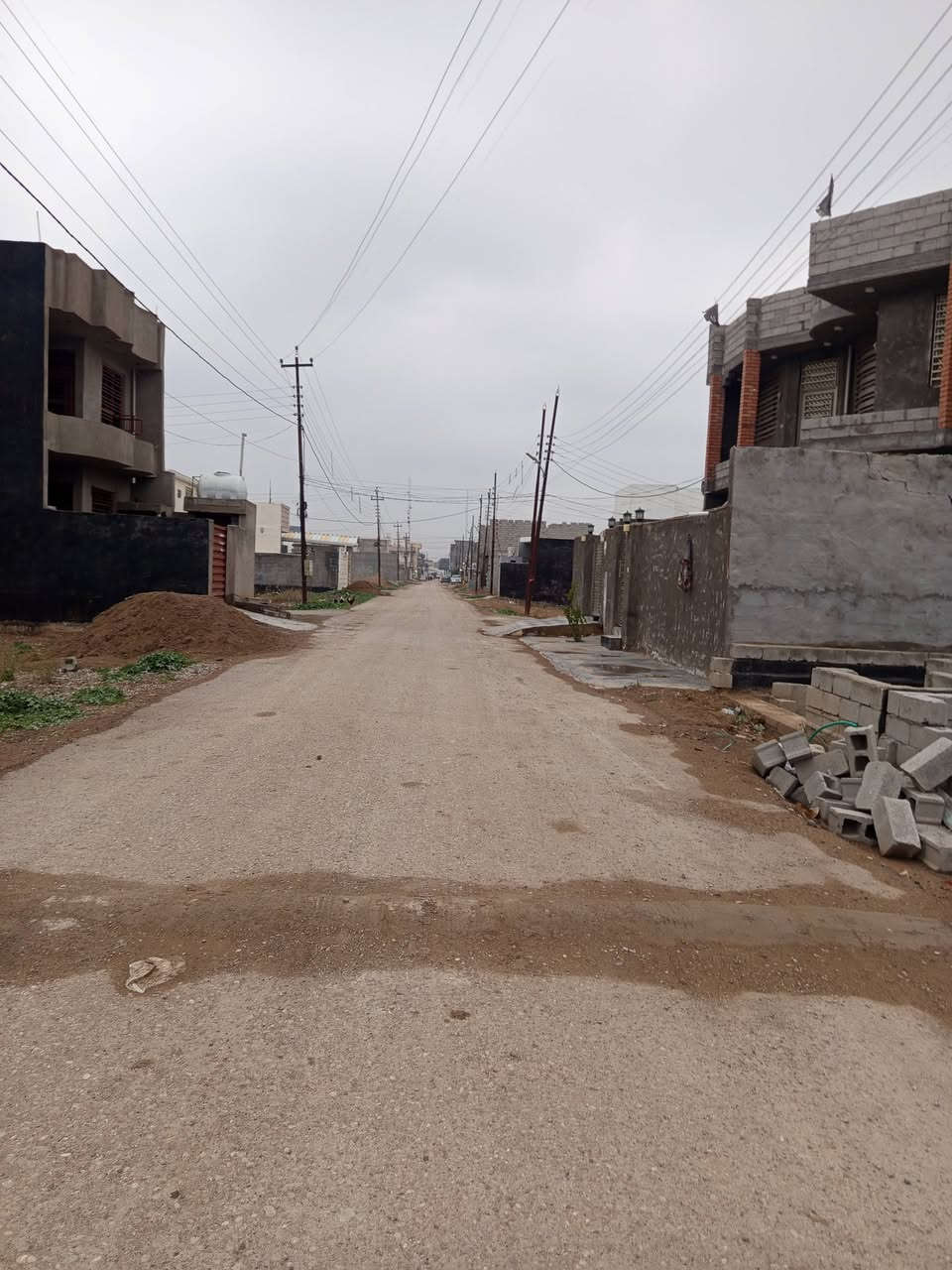 هيكل 100م للبيع الوجه 5م والنزال 20م طابو زراعي سند 25 مكاتبه ووكاله ماء وكهرباء وتبليط وخط مولد وإنارة تقاطع القدس فرع حدادة بلا حدود مقابل جامعة الرافدين شارع عرض 15م السعر 38 مليون وبي مجال للشراي للاستفسار خاص او ***********
