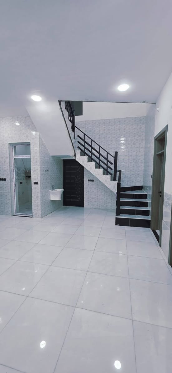 بسم الله إعلان بيت للبيع الرمادي ال٥كيلو قرب جامع حذيفة ابن اليمان البيت طابق واحد يحتوي الدار على ٢غرف نوم استقبال مطبخ حمام عدد ٣ بيتونه كبيره مع البيتونه حمام نوع البناء حجر سنه البناء ٢٠٢٦ البيت طابو صرف تحويل مباشر المساحه ٢٠٠متر شارع ١٠متر البيت جاهز من كلشي بس اجيب غراضك وتسكن كامل الخدمات مدارس دوائر صحيه اسواق بصفك أستفسار اكثر ***********
