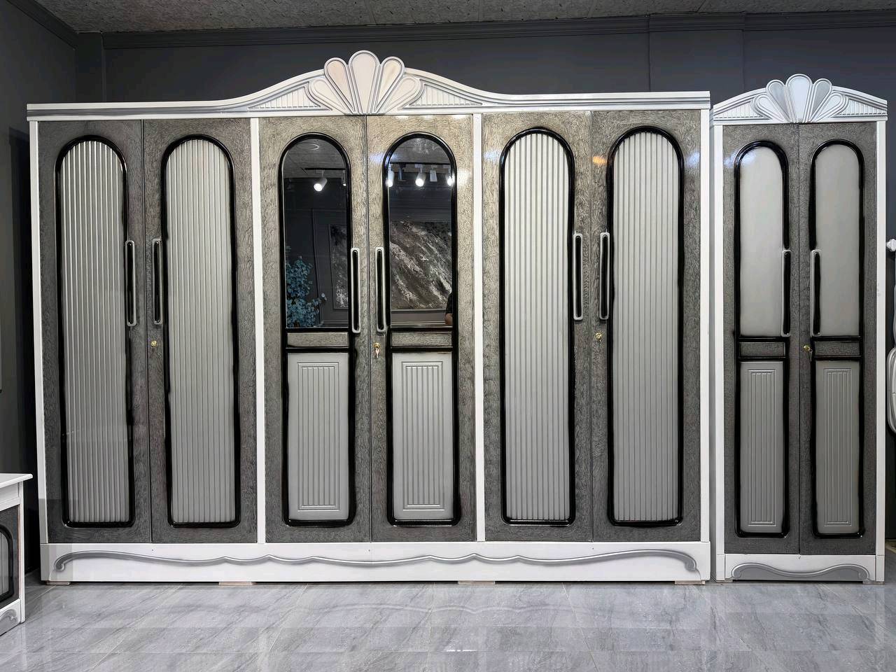 غرف صاج نجاره عراقية تصميم تركي 
تفاصيل الغرفة المرمري  ....

 خارج ٤ملم ام دي اف 
وداخل معاكس ٣ملم 
صبغ حراري  درجة اولى 

عدد القطع  ٧ قطع 
1 //جرباية  قياس  ١٦٠ × ٢٠٠ 
//ميز جانبي ايسر قياس ٥٠
2// وميز  جانبي  قياس ٥٠
3// زاوية ارتفاع مترين عرض ٨٠
4// وميز بلازمه  
5//وميز مراية ارتفاع مترين عرض ١٢٠
6// وكنتور ٦ باب  ارتفاع مترين و١٥ طول ٣ متر و١٥

القطعه الثامنة حسب الطلب
شازلون عادي 
شازلون مخزن 
استفسار اكثر مرسلة خاص