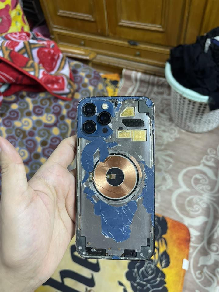 ايفون 12 برو ماكس 256 بطاريه 71 ضهر مكسور وشاشه مبدله وبيها هاي النقطه السوده وفيس ايدي واكف الباقي مكفول كله شغال شاصي شويه طايح لونه سعره 250 / ***********
