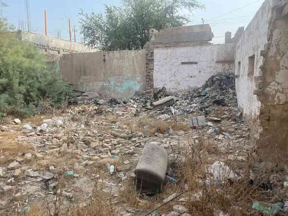 -للبيع قطعة ارض حجة 

- المساحة   ٢٩٦ متر 

-السعر   ٨٠ مليون وبيه مجال            

-الموقع: قضاء بلد - شارع الامام / خلف التجاري - مجاور 

مستشفى العراق الاهلي  / ثاني قطعة عن الشارع العام - داخل الفرع 

[👇مواصفاته.  ]

- الواجهه ( ٥ ، ١٨ ) متر 

-النزال ( ٥ ، ١٥ ) متر 

- ٢٥ عن  الشارع  العام

- تبليط + خدمات + مجاري 
( الخدمات المجاوره 👇👇) 

١- مدارس ابتدائية ومتوسطه  
٢- مستشفى العراق الاهلي 
٣- صيدلية 
٤- عيادات طيبة 
٥- اسواق غذائية 
٦- كراج الامام 
٧- مقاهي 
٨- افران 
 
  
    
   
 
 
 ————————
👈☎️☎️للاستفسار اتصل 
( *********** / *********** ) ( *********** ) 
{ مكتب الريف الاخضر للعقار } بلد-قرب مقهى محسونه-المرطبات سابقا
