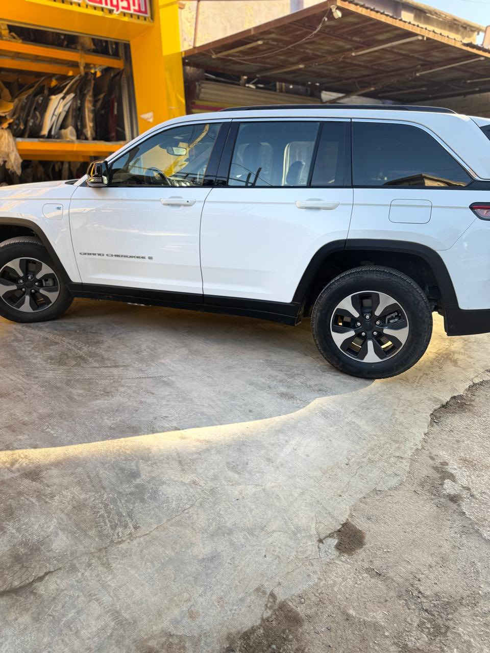 السلام عليكم
للبيع فقط
جيب هايبرد موديل 2024 وارد امريكي
الحادث / سرقة بدون اي حادث او صبغ فقط سرقة وكل القطع راجعة بلادي تفصيخ بدون قطرة صبغ وكما موضح في الصور بالمنشور ورقم الشاصي بالصور موجود
فول مواصفات 
بانوراما
3 شاشات 
رادارات وتوقف ذاتي 
حساسات
تحديد مسار 
وبعد بيها هواية مواصفات 
البطاريات كلها مكفولة وشرط الفحص 
الكهرباء والهايبرد 
محرك كير حدادة كشر كلها مكفولة وشرط الفحص 
السيارة كاملة مكملة الف متصرف عليها 
الرقم بغداد الجديد
مكان السيارة بغداد
الرقم او واتساب ***********
