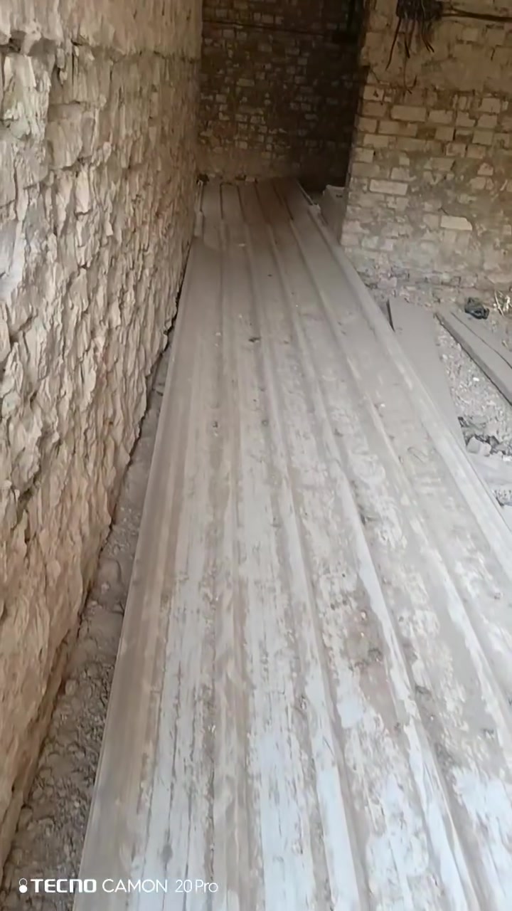 السلام عليكم لبيع كيربي جديد مامستخدم ابد  العدد 6 قطع الطول 6 متر العرض متر  السعر 300 وبي مجال المكان زعفرانيه رقم ***********
