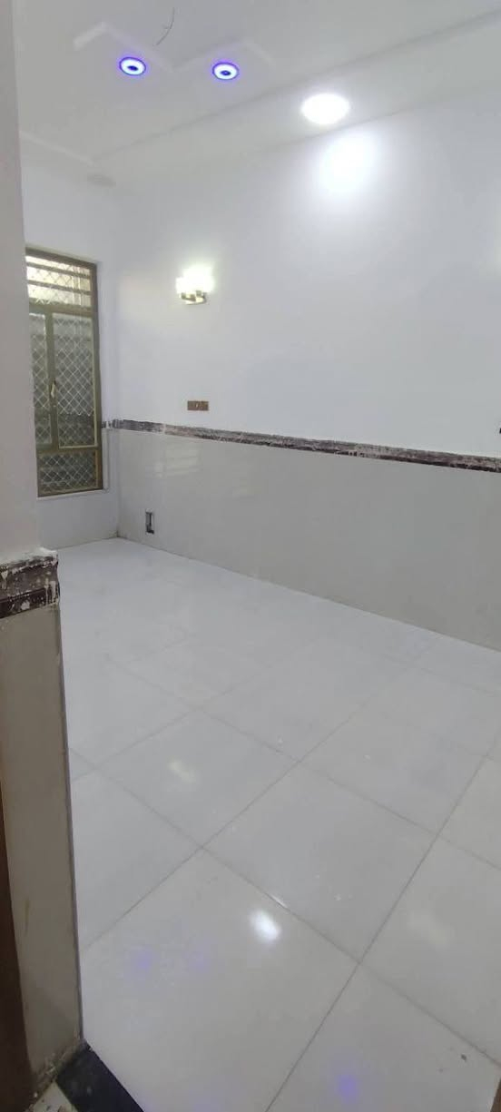 دار ١٠٠م حي الغدير خلف شارع ٣٠ خلف المدرسه الصينيه بناء حديث شغل راقي جاهز للسكن طابق واحد مسلح ***********
