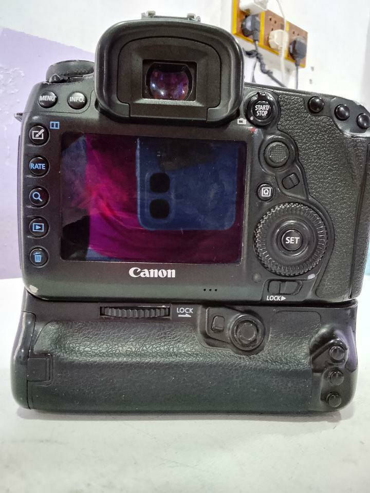 بدي كانون 5D مارك فور للبيع
ملحقاته 
بدي 
كرب 
بطارية 
شاحنه 
جنطة 
ملاحظة / الكامره بيه خط ازرق بالزاوية مايأثر لا على فيديو ولا على صوره 
مكاني بابل 
التوصيل مجاني 
للأستفسار والاتصال 
***********
