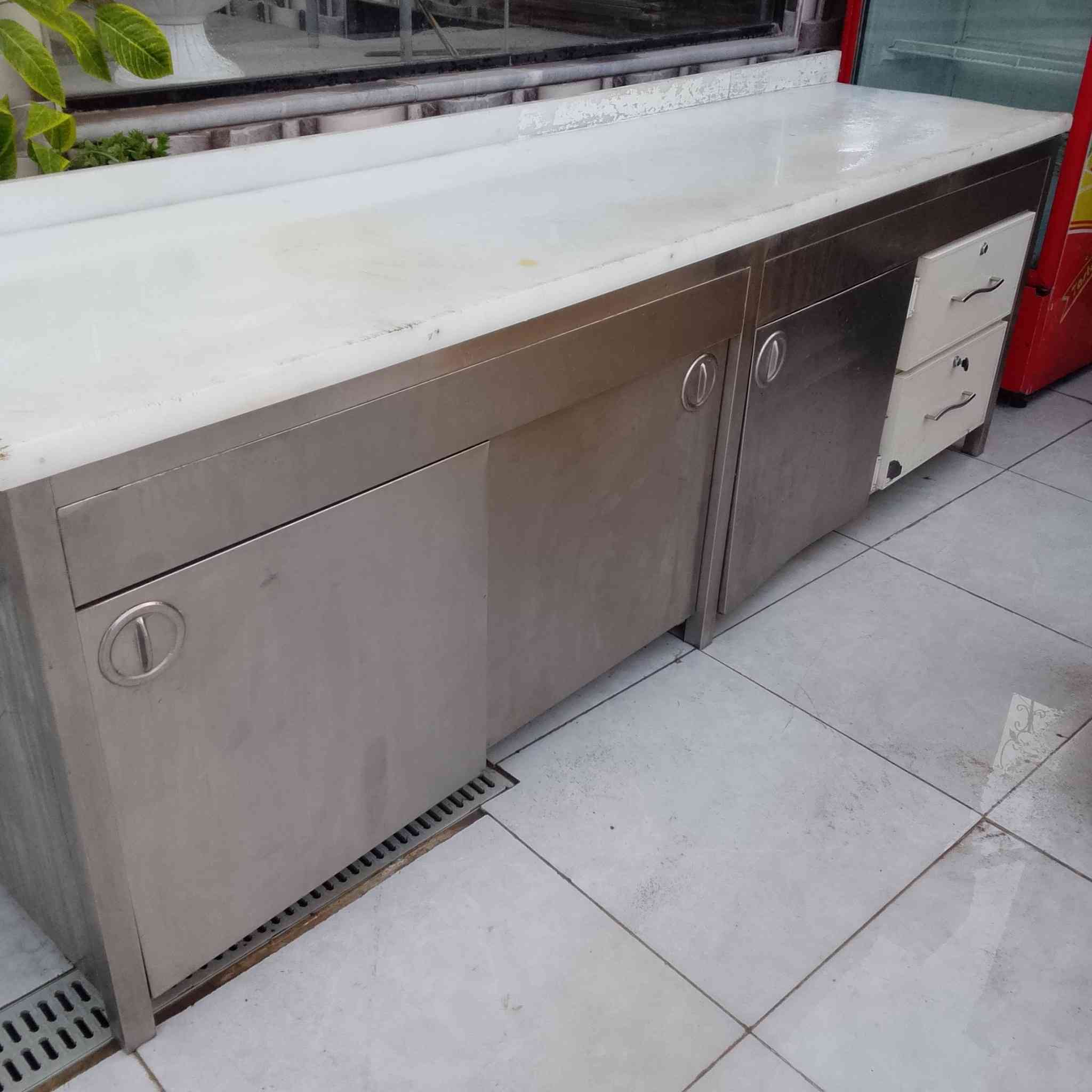 ميز قصابه سل استيل  تخته ابلاستك ايطالي المنشأ 
مترين ونص 
***********
***********
