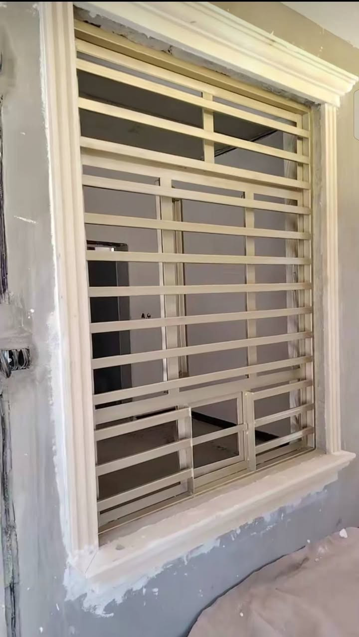 "صباغ بيوت، أبواب، وشبابيك 🚪🎨
تجديد كامل للبيت بأفضل الأسعار وأعلى جودة. شغل نظيف ومرتب.
للحجز والاستفسار: ***********

