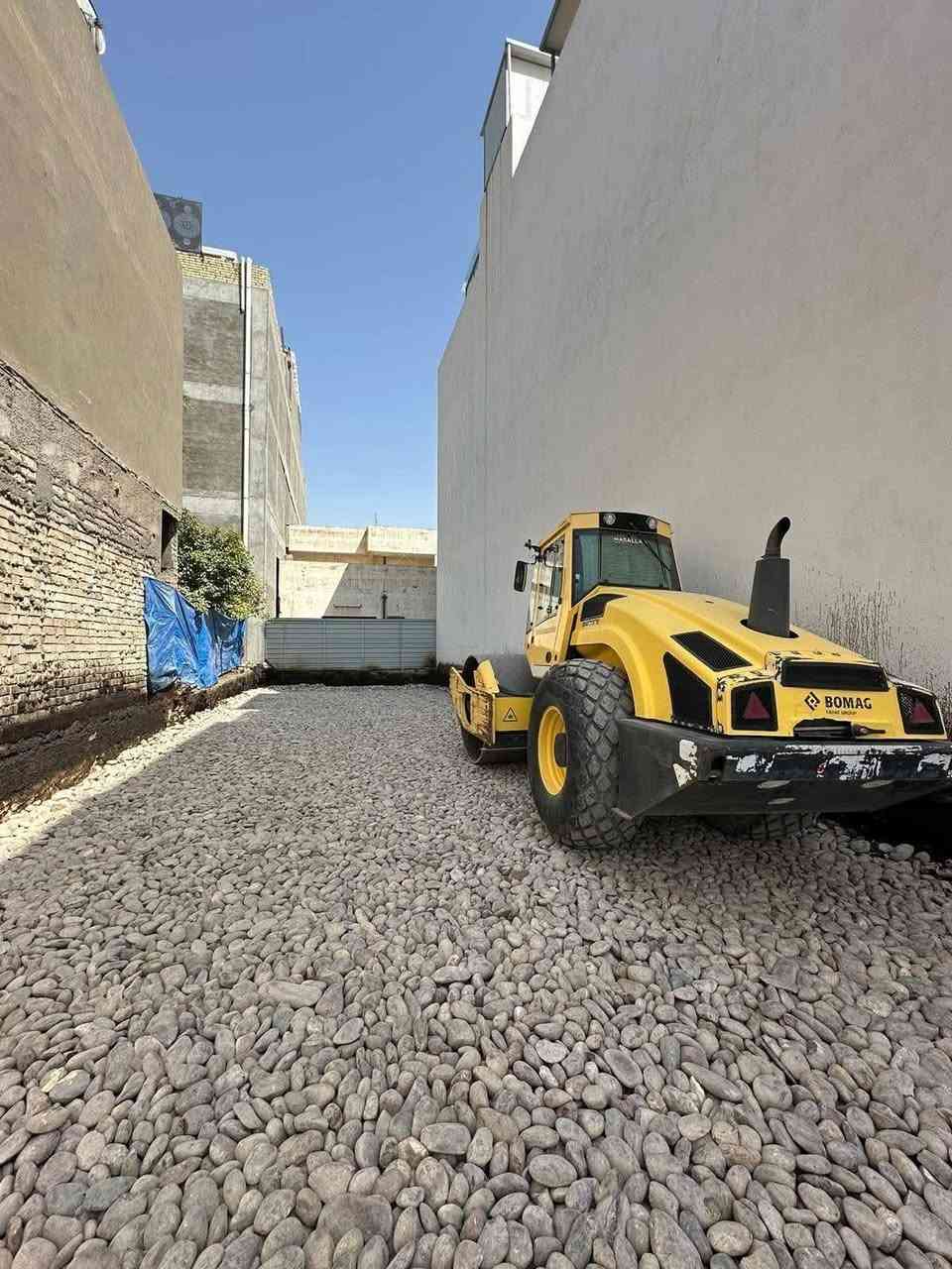 السلام عليكم  يعلن مكتب الارتقاء في كنعان عن بناء هيكل لدور السكنية 
عرض الاول الهيكل 180 الف دينار نقدا
العرض الثاني الهيكل 240 الف دينار قسط
عرض الهيكل الطابوق الاحمر 210 الف نقدا
***مواصفات المواد …
- قشط وتنظيف الارض
- فرش الجلمود والسبيس والحدل بالحادلة الكبيرة 
- معالجة الارضة باستخدام المبيدات ( الكلوريدين)
- فرش نايلون زراعي سميك 
#الاساس 
- تاسيس انابيب الصرف الصحي ( امل الشريف او البركة 10بار) للخطوط الرئيسية للحمامات والمطابخ  بطرق هندسيه مع استخدام انبوب 400 ملم للمنهولات .
- تسليح الاساس بحصيرتين بابعاد 30*30سم قياس 12 ملم مع عمل جسور تحت الجدران الرئيسية نوع FF او سعودي خاضع للفحص المختبري.
#صب #الاساس ( رفت 30 او40 سم ) صب مركزي  C35
- استخدام الطابوق الجمهوري قليل الاملاح ناجح بالفحص المختبري 
 - تأسيس انابيب السبالت والمرازيب والانترنت والستلايت مع الهيكل
 #البناء_بالطابوق 
- بارتفاع ٣ م مع عمل رباط ٣٠سم .
 #السقف 
- عمل القالب باشراف هندسي .
- تاسيس انابيب الكهرباء والجكشنات بالسقف 
- تسليح السقف 30*30 سم مع عمل جسور للفضائات الكبيره حسب توجيهات ومتابعة المهندس الانشائي
- صب السقف صب مركزي c30 
- بناء الطابق الاول والبيتونه بنفس المواصفات وصب السقف مع عمل مرد ماء 20 سم للسطح ورباط فوق الابواب والشبابيك.
للاستفسار الاتصال ***********
