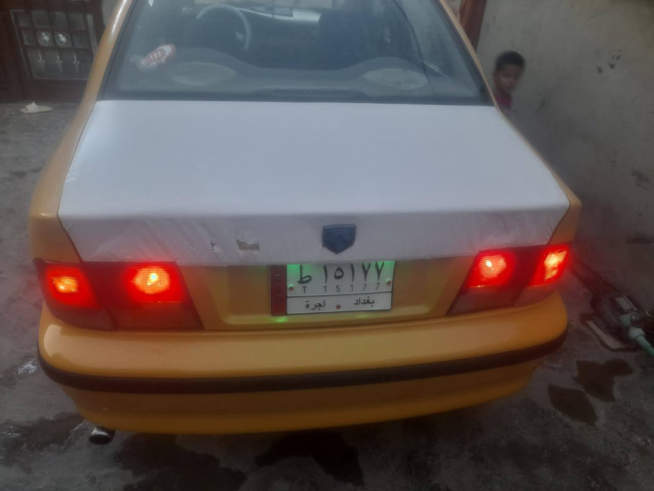 السلام عليكم  سمند للبيع 2011  سياره مابيها نقص بس كمبريسر فقط السعر 33وبيها مجال شي بسيط ***********
