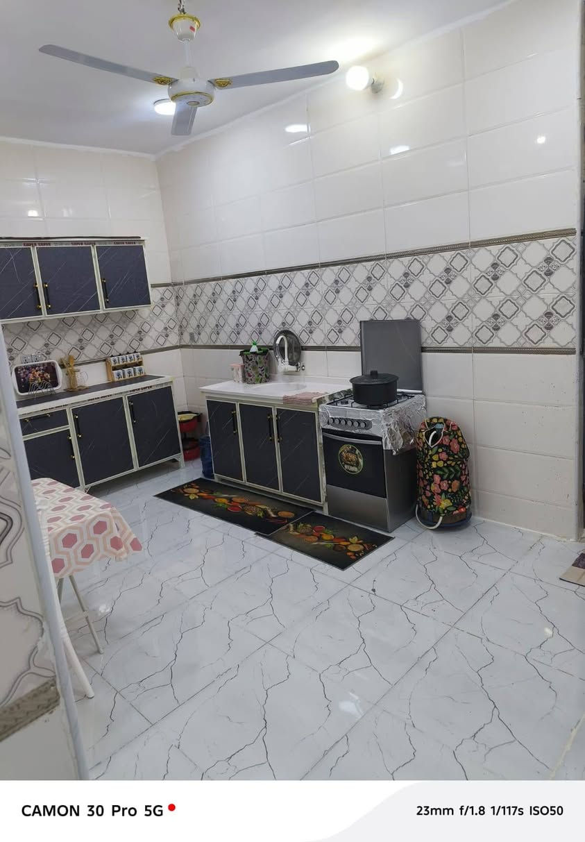 سلام عليكم  بيت زراعي سند 25 يحتوي استقبال صحيات خارجي حوش مطبخ صاله غرفه سويت دخل الغرفه ترك بناء بلوك وسقف عكاده يم المتنبي بنزله مال المدرسه الكرفانات خدمات مي وكهرباء ومولد خارجي اسعار 32 وبي مجال رقم الهاتف *********** المساحه 100 متر

