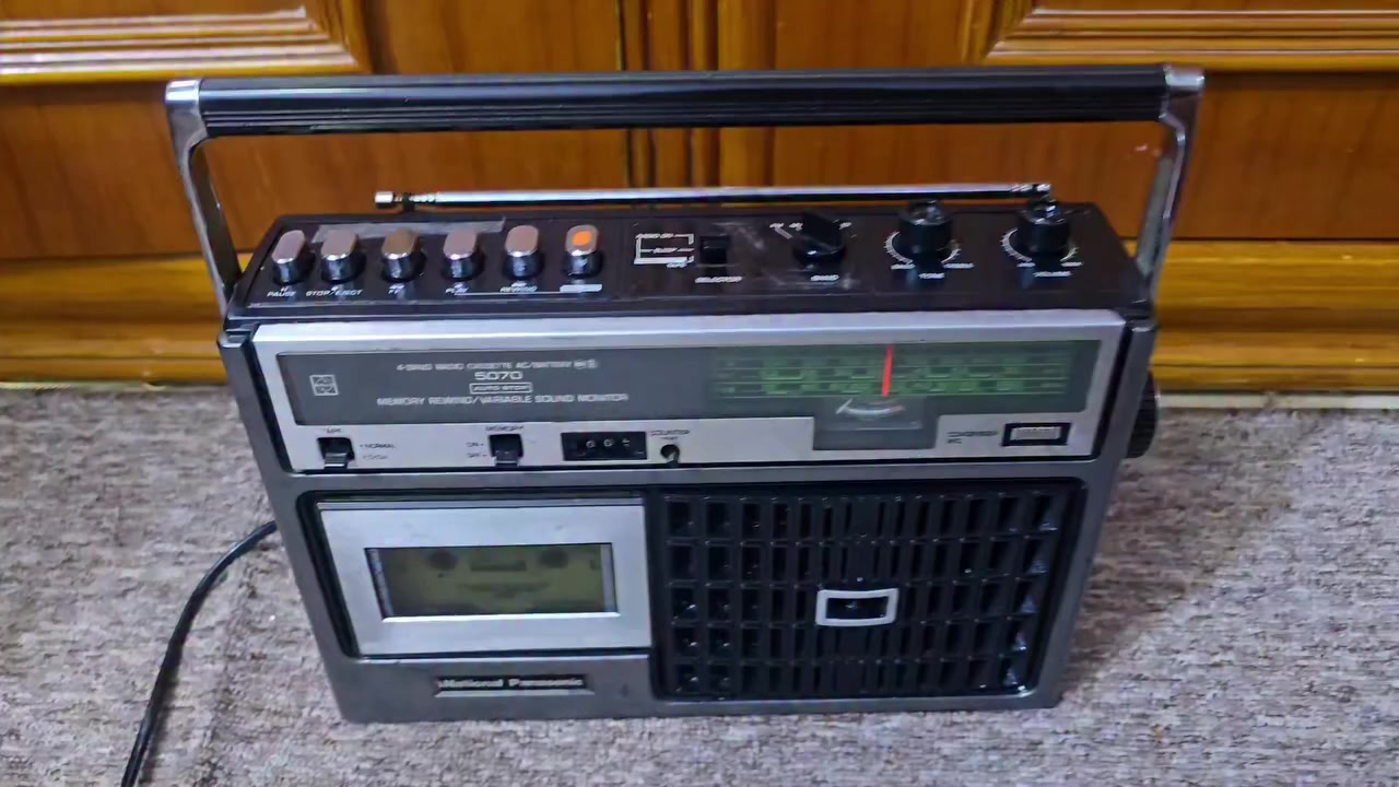 مسجل راديو. نشنل بانسونيك.  قديم. عتيك مال ايام. زمان وزن ثقيل. بي دكمه. تشكل. الي تفصل راديو عن مسجل محتاجه. تصليح  تشكل جهاز. على. ابلاد. شغال كهرباء. بطاريات. كهرباء. 220. السعر. ١٢٥


**إذا كنت صاحب هذا الإعلان وتريد حذفه لأي سبب، رجاءا أرسل رسالة إلى الدعم الفني**